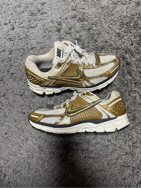 Nike Zoom vomeros gold